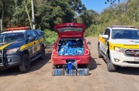 Ação conjunta apreende carro carregado com drogas e cigarros