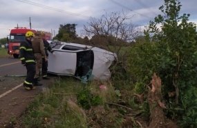 Motorista abandona carona ferido após colidir carro em árvore 