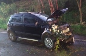 Veículo pega fogo após colidir contra barranco na SC-150