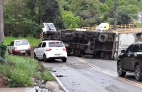 Caminhão tomba e interrompe trânsito no Acesso Egídio Pozzobon 