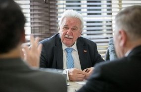 Projeto do governador em exercício prevê a distribuição de leite para alunos carentes 