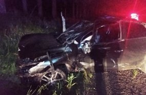 Dupla morre após carro capotar durante perseguição policial 