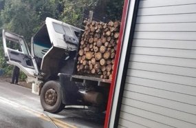 Caminhão carregado com toras pega fogo na SC-464 