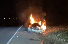 Fusca é consumido por incêndio na SC-150