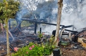 Casa de madeira é consumida por incêndio em Piratuba  