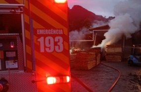 Bombeiros levam cerca de 2 horas para combater incêndio em madeireira 