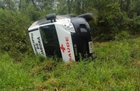 Ambulância de Jaborá tomba após sair da pista em Joaçaba 