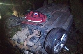 Casal e criança ficam feridos após carro capotar em ribanceira 