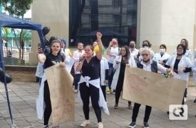 Profissionais de enfermagem protestam contra a suspensão do piso salarial