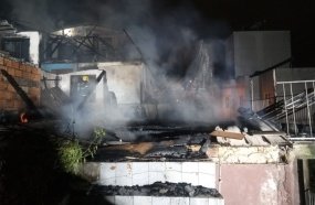 Incêndio consome duas casas durante a madrugada em Videira