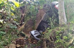 Casal fica ferido após carro cair em córrego às margens da BR-282