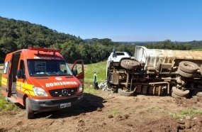 Motorista fica ferido ao tombar caminhão caçamba 