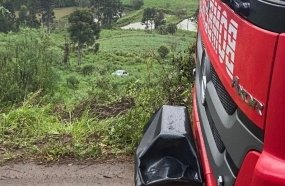 Carro invade área de vegetação após saída de pista 