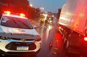 Adolescente morre atropelado por caminhão após cair de moto