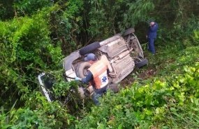 Carro capota fora da pista após colisão contra carreta na BR-282