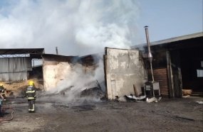 Bombeiros levam mais de 3 horas para combater incêndio em madeireira 