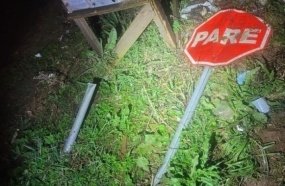 Jovem é preso após arrancar placa de trânsito e quebrar porta de bar