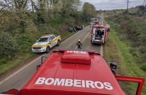 Mulher e criança ficam feridas após colisão seguida de capotamento