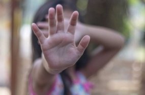 Menina pede ajuda em escola após homem tentar agarrá-la na rua