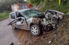 Mulher morre após colisão entre carro e caminhonete na SC-155