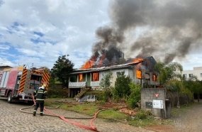 Casa de madeira é consumida por incêndio em Catanduvas