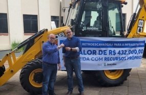 Prefeitura de Joaçaba adquire mais uma retroescavadeira