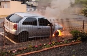 Veículo pega fogo no centro de Piratuba 