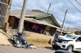 Motociclista bate de frente com carro durante fuga da PM 