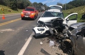 Colisão frontal entre veículos deixa três feridos na BR-116