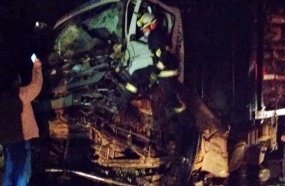 Motorista fica preso às ferragens após colisão entre carretas na BR-153