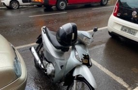 Mãe e filho são atropelados por motocicleta ao atravessar a rua 