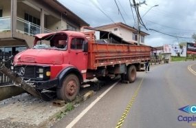 Caminhão atinge carro e poste após ficar sem freios em Capinzal