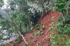 Deslizamento de terra interrompe rua em Herval d´Oeste 