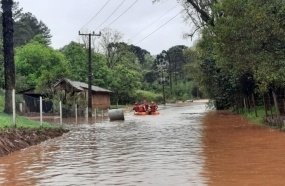 Trabalhadores são resgatados após ficarem ilhados com subida do rio 
