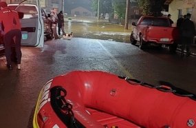 Bombeiros resgatam moradores que ficaram ilhados após alagamento 