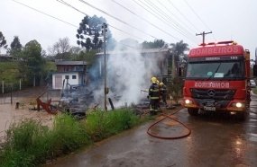 Casa é destruída por incêndio no interior de Campos Novos