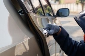 Homem tem picape furtada após deixar chave na ignição 