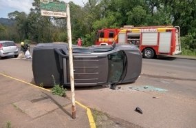 Picape tomba na pista após colisão na SC-135