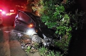 Veículo colide em poste após sair da pista na SC-135