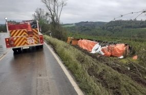 Condutor é socorrido por bombeiros após tombar carreta na SC-355
