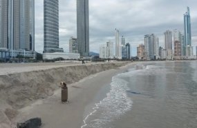 Degrau surge em faixa de areia alargada de Balneário Camboriú 