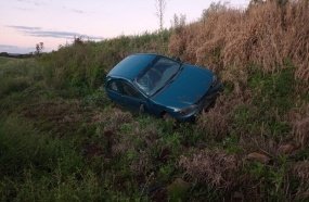 Saída de pista seguida de capotamento deixa motorista ferido 