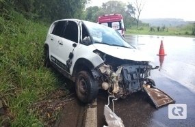 Condutor fica ferido após colisão contra barranco na BR-282 