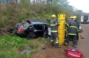 Condutora fica ferida após colidir carro em barranco e capotar 