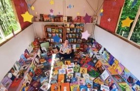 Professora de Joaçaba realiza exposição com acervo próprio de 700 livros 