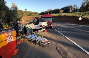 Veículo capota após colisão frontal contra carreta na BR-470 