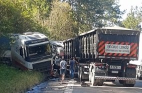 Caminhoneiro morre após colisão entre carretas na BR-153 