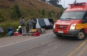 Acidente com três carros e duas motos deixa três feridos na BR-470