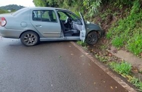 Quatro pessoas ficam feridas após carro colidir em barranco 
