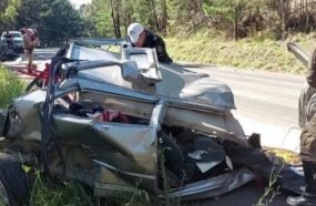 Carro parte ao meio após colisão e motorista morre na SC-350